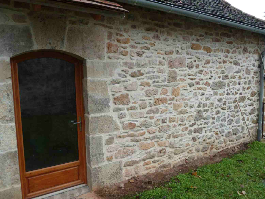 Joint à la chaux, façade en pierre Saint-Georges-de-Reintembault